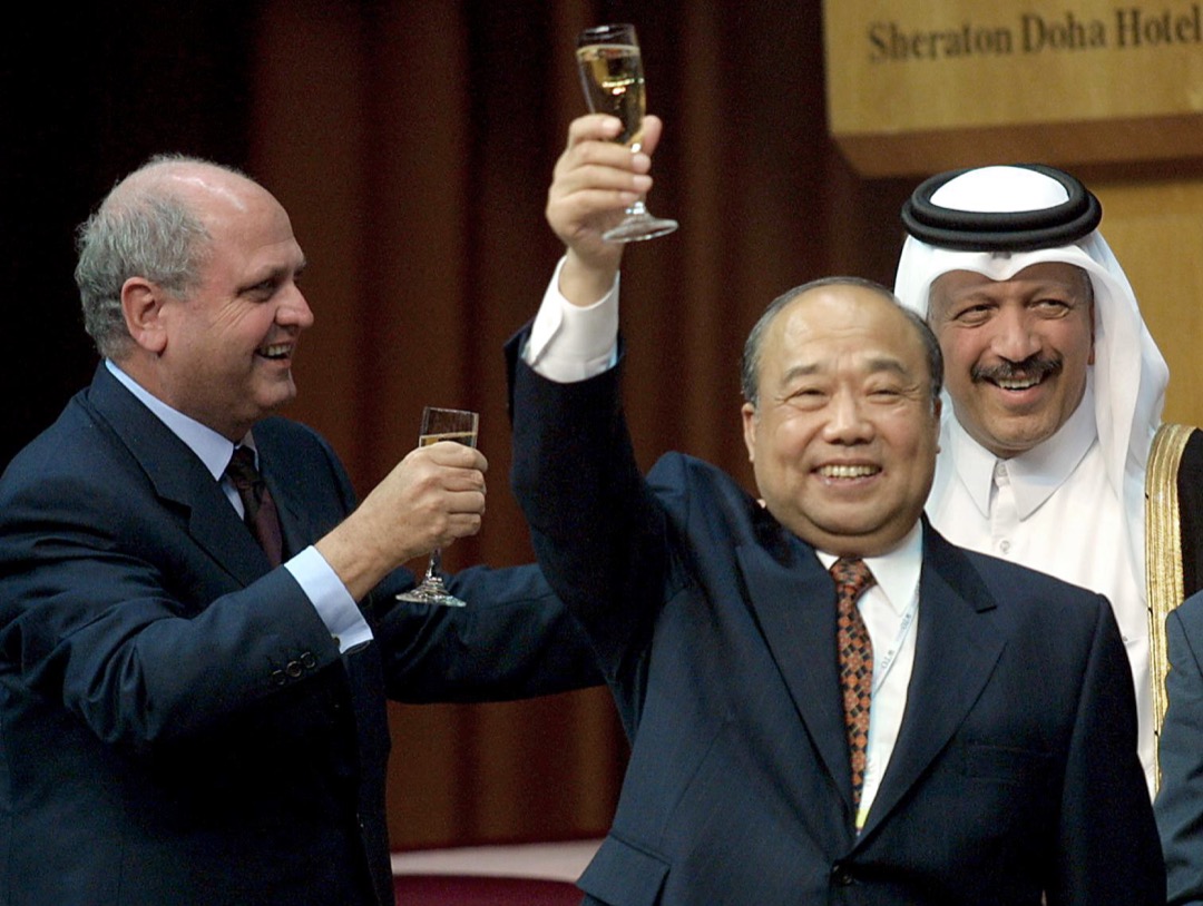 2001年11月11日，中國對外貿易經濟合作部部長石廣生與世貿總幹事穆爾乾杯，慶祝中國簽署中國加入世界貿易組織議定書。