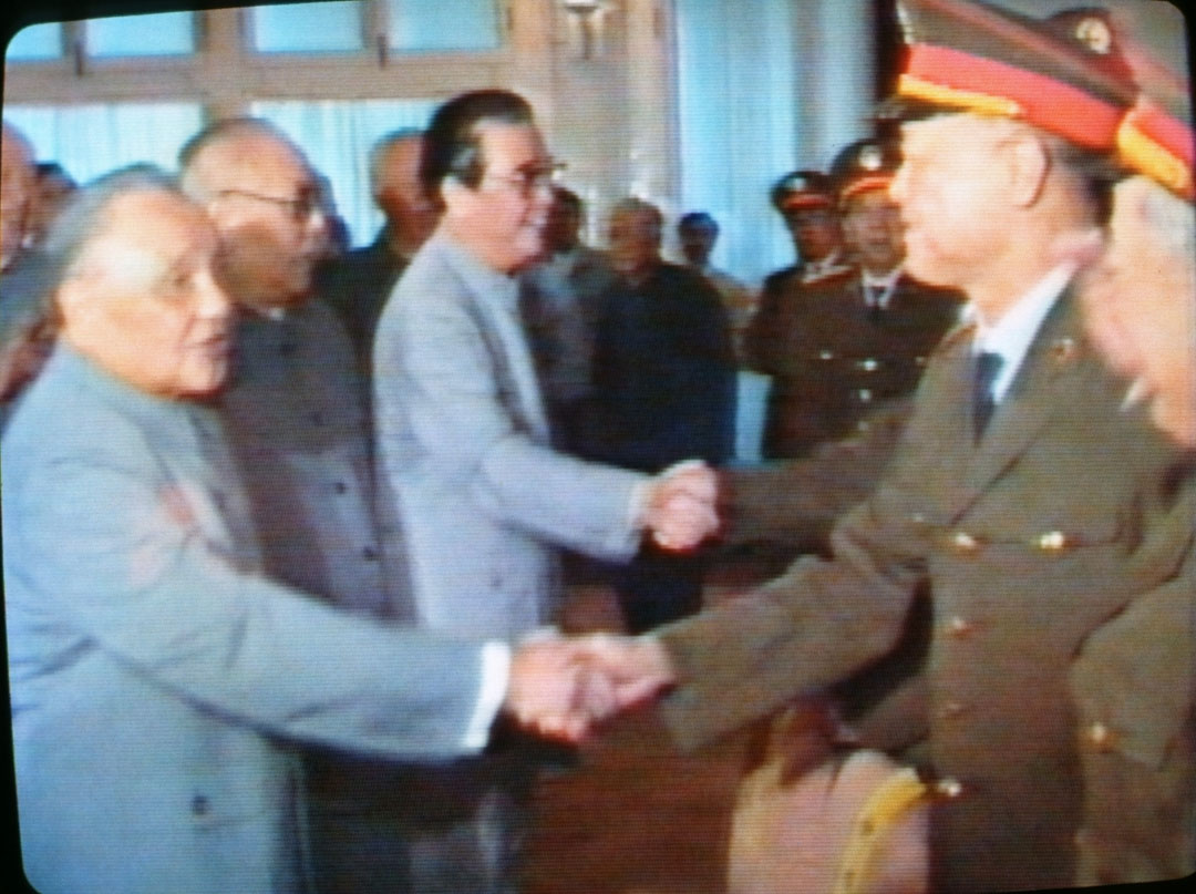 1989年6月,中共領導人鄧小平、李鵬等在北京接見戒嚴部隊。