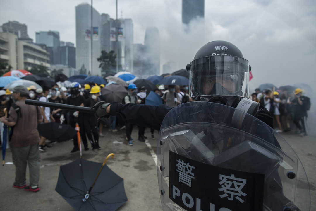 2019年6月12日，一名防暴警察在龙和道清场。