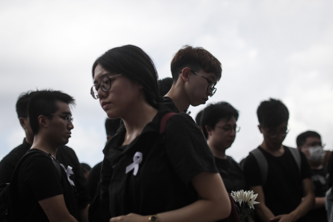 2019年6月30日,全港多地发起悼念活动,一名就读香港教育大学的21岁卢姓女子,在粉岭一屋邨高处坠下身亡,堕楼前她在墙壁留下字句,表达反对修订《逃犯条例》并吁“坚持下去”