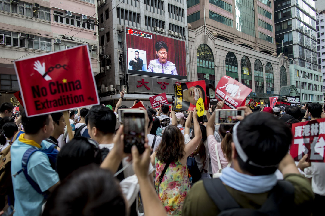 2019年6月9日，民陣發起反對《逃犯條例》修訂的「反送中」大遊行，遊行隊伍途經灣仔時，其中有一個巨型螢幕正播放林鄭月娥有關《逃犯條例》修訂的影片。