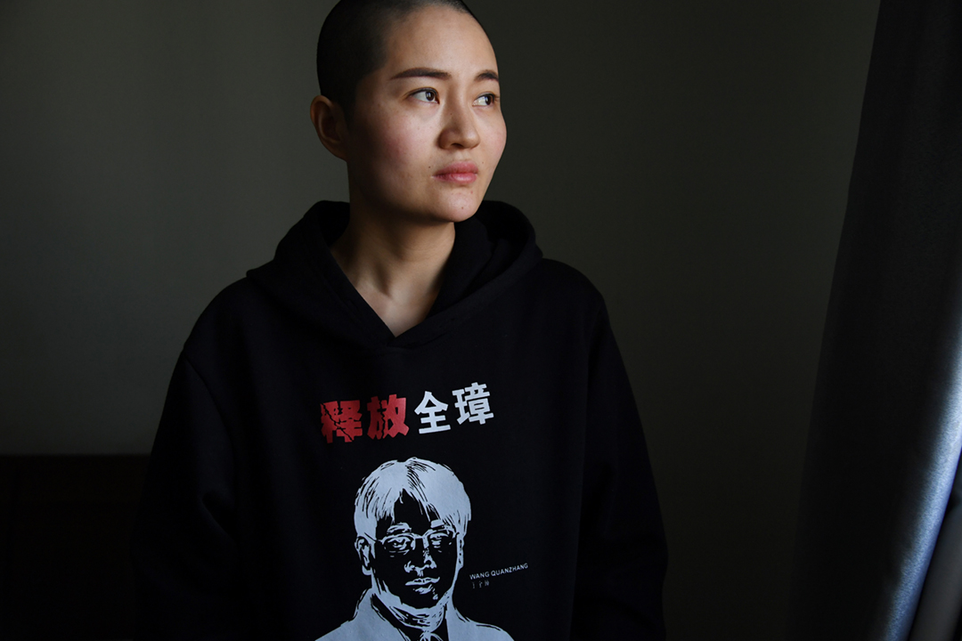 中国维权律师王全璋自2015年7月被捕、随后被判囚以来,今天首次获准由妻子李文足探望。图为2019年1月28日,李文足在北京家中,身穿印有“释放全璋”诉求的衣服。