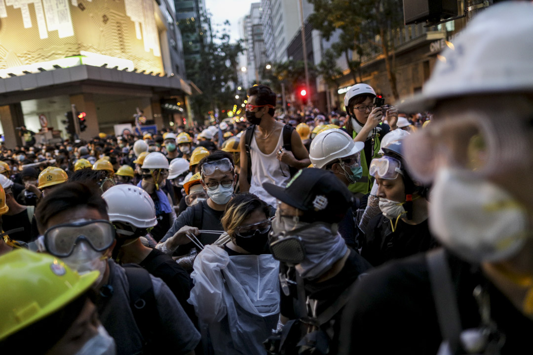 2019年6月21日，示威者包围湾仔警察总部。