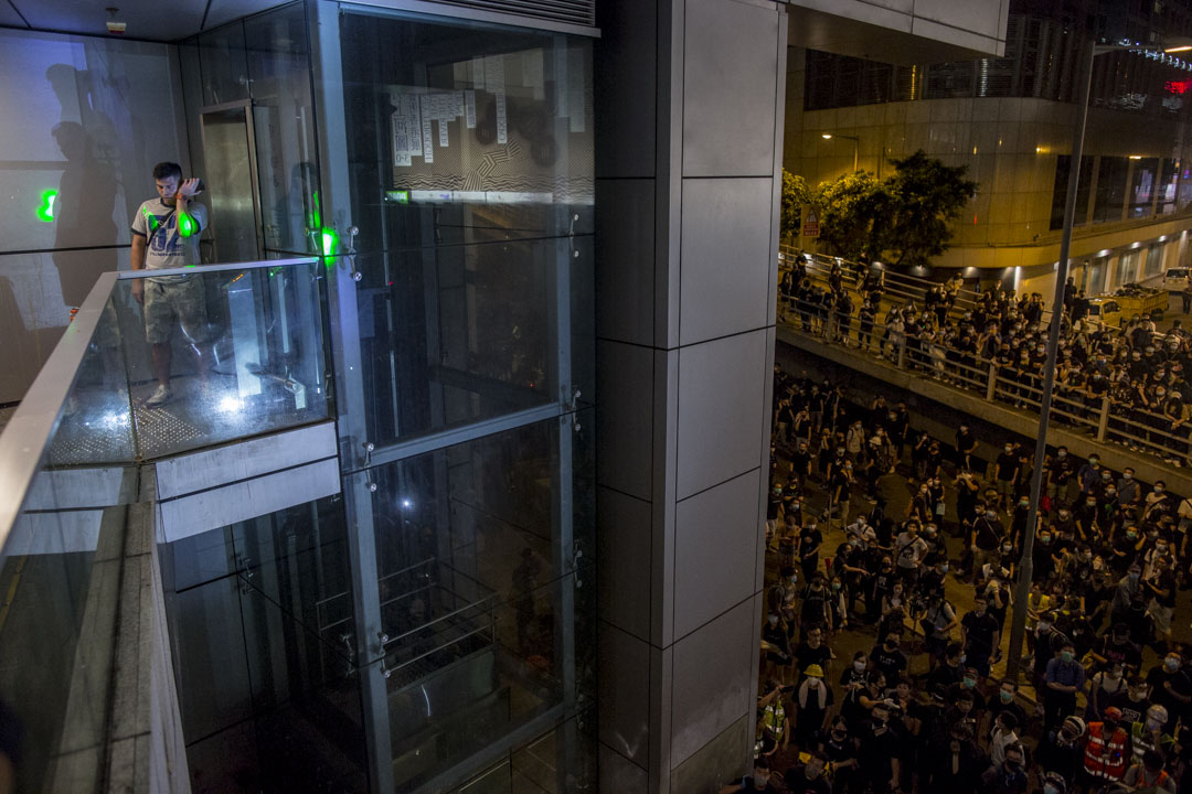2019年6月26日,示威者包圍警察總部,期間一名懷疑便衣警員的男子被圍堵在一個角落,被示威者用燈光照射。