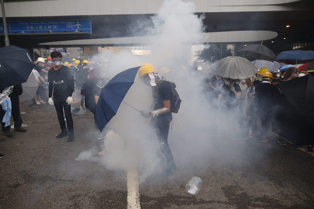 2019年6月12日,示威者冲击警察防线,引发警方清场,施放催泪弹。