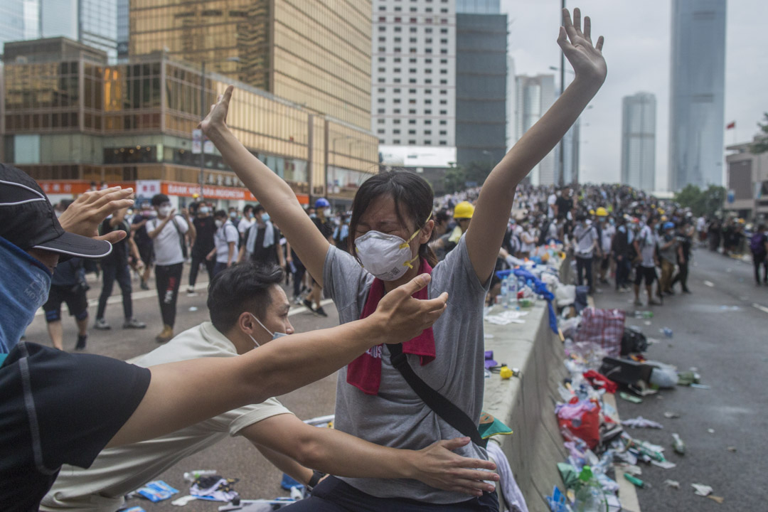 2019年6月12日，一名示威者在警方清场期间哭泣。