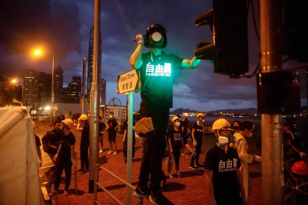 2019年7月1日,清晨六时,示威者占据通往金紫荆广场的一段龙和道。