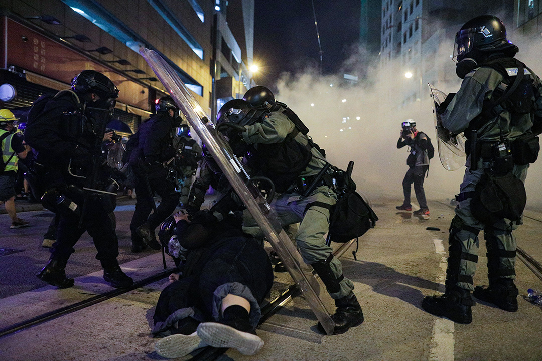 2019年7月28日,西环德辅道西转进干诺道西位置,警察速龙小队突击拘捕示威者。