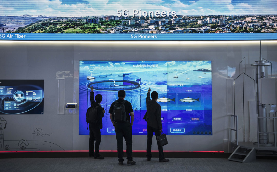 2019年4月26日,深圳华为总部,访客在观看华为5G技术的影片。
