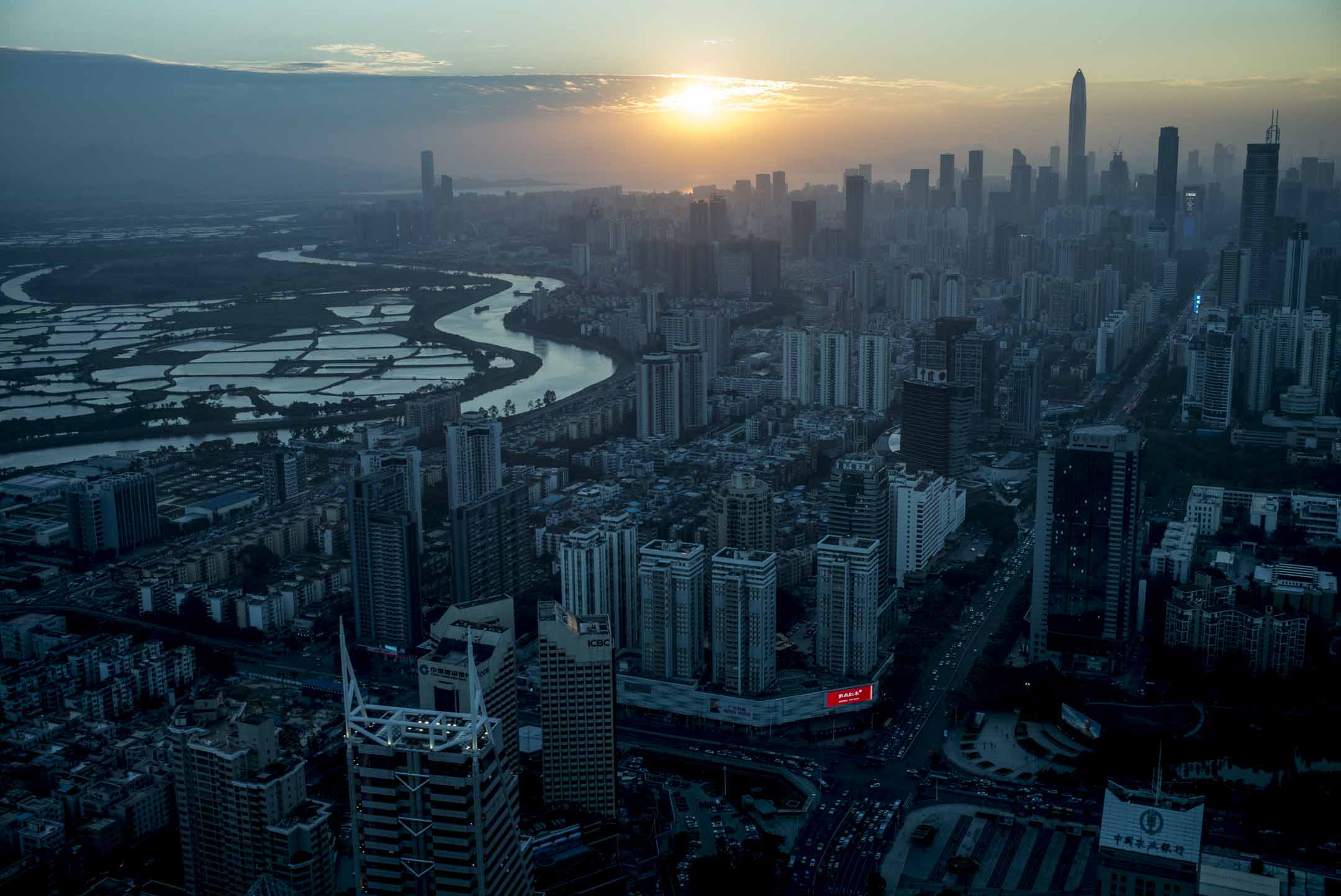 官方的《粤港澳大湾区发展规划纲要》文件将涵盖接近7,000万人口、生产总值达1.51万亿美元的珠三角九市和港澳特区视作一体,重新包装成一个新的地理空间概念——粤港澳大湾区。