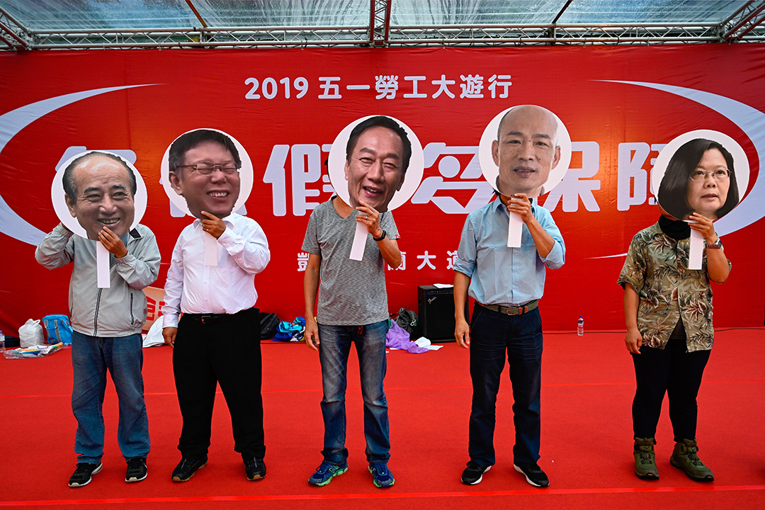 2019年5月1日,台北五一勞動節示威期間,工人展示了2020年有機會成為總統的候選人,左起王金平,台北市市長柯文哲,商人郭台銘,高雄市長韓國玉和台灣總統蔡英文的面具。