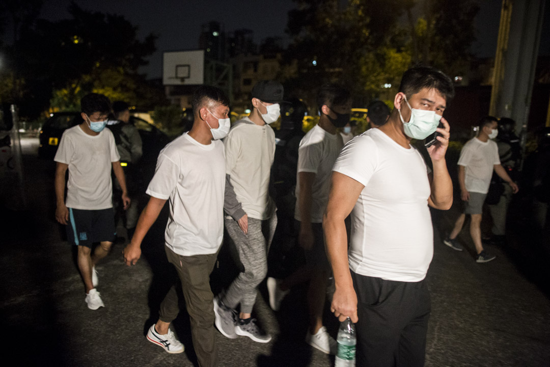 2019年7月22日,凌晨四時多,有十幾名白衣人士從南邊圍村步出,在警方防線前面經過。