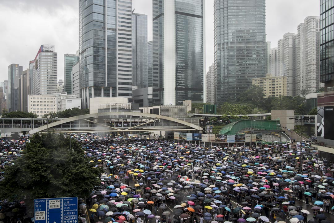 2019年6月12日,大批香港市民佔領金鐘立法會和政府總部附近的街道,令原訂當天上午11時開始《逃犯條例》修訂草案二讀無法如期展開。