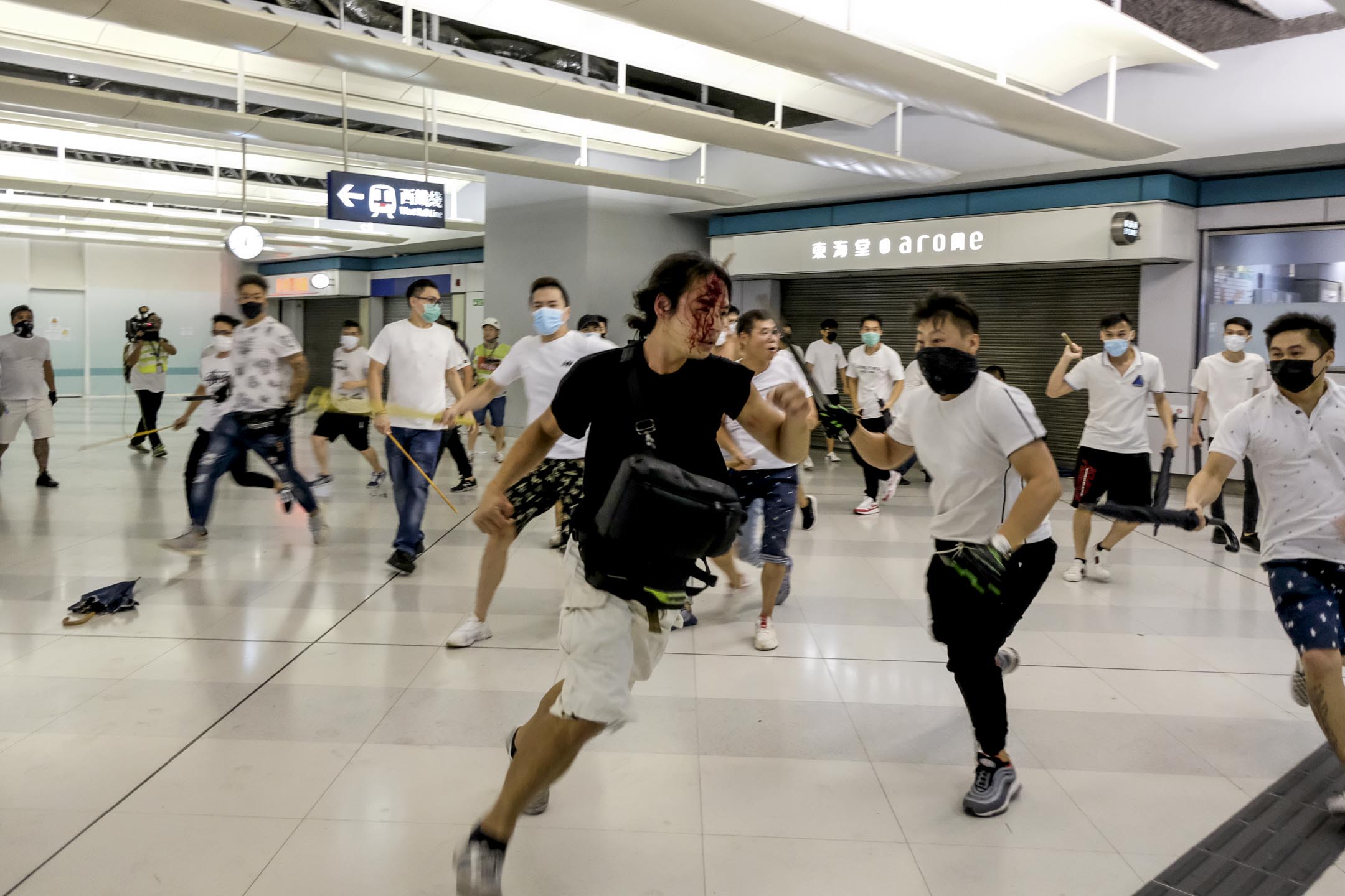 2019年7月22日,凌晨12时29分,大批白衣人撬开铁闸冲进元朗港铁站,以棍棒等物件追打市民。