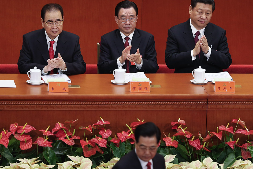 2012年11月8日中國北京的人民大會堂,中國國家主席胡錦濤在十八大召開開幕式上經過前總理李鵬。