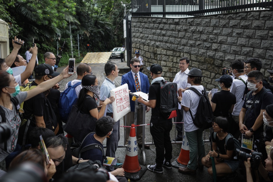 2019年6月26日,G20峰会前夕,市民往19国驻港领馆请愿,请求各国向中国施压。