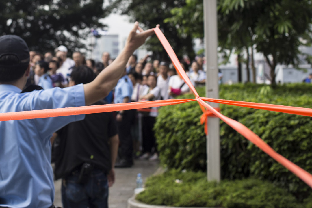 2019年6月30日，添马公园撑警集会，立法会前地，警方以一条橙线把两方群聚隔开。