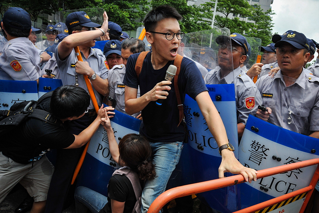 2014年6月25日,於抗議王張會的行動中,在酒店外的防線,林飛帆與警察發生衝突。