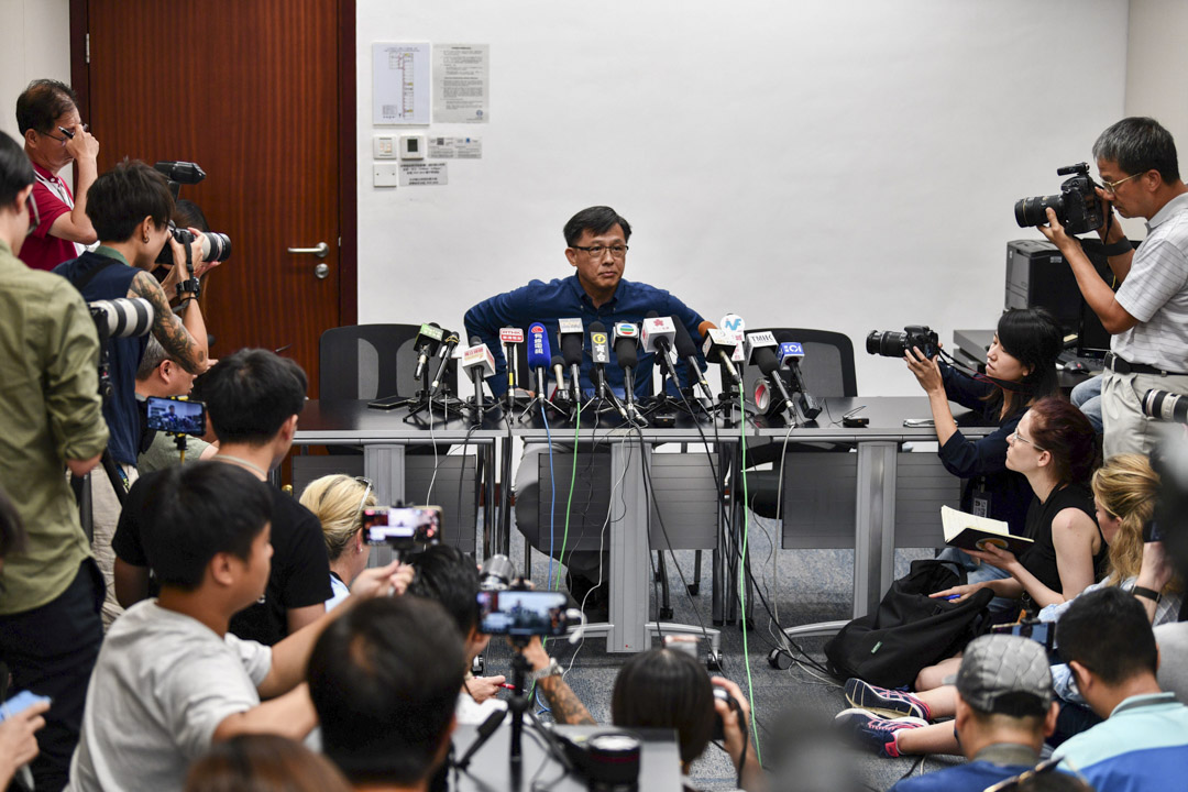2019年7月22日,何君堯在立法會舉起記者會回應元朗白衣人襲擊事件。