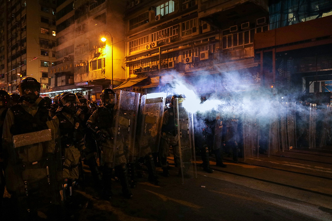 2019年7月28日,西環德輔道西,警察發射數梅催淚彈後,推進防線。