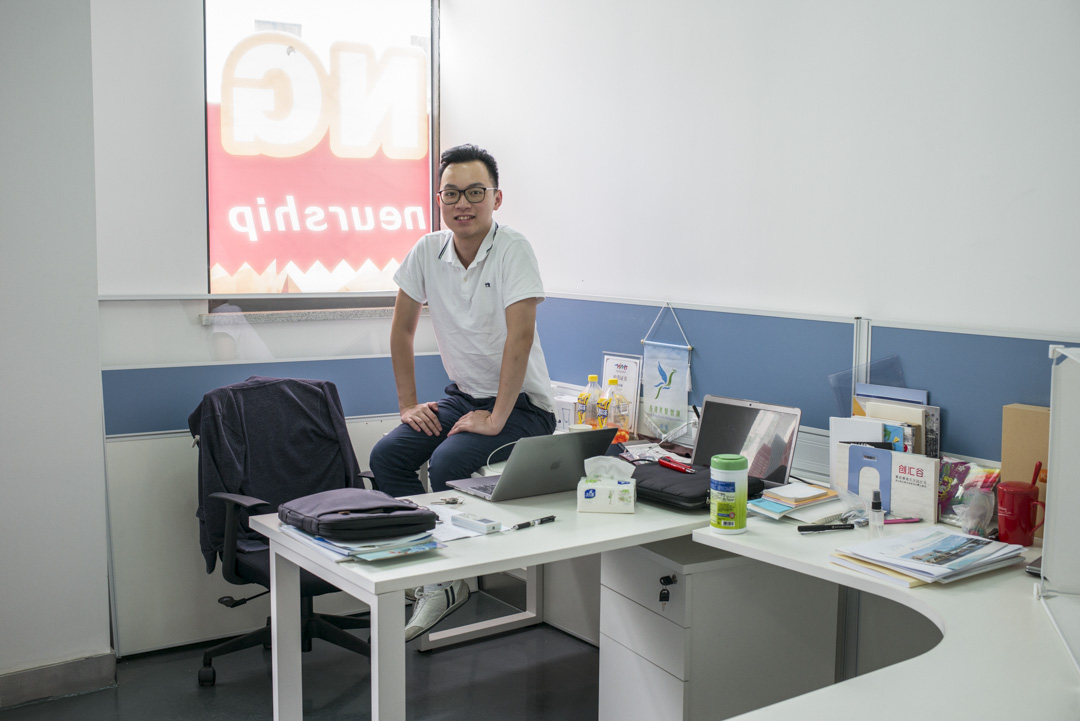 23岁的黄伟憧在南沙创汇谷园区的办公室。