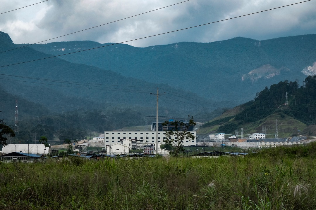 「這兒叫做神鷹山脈(Condor Range),就像是安第斯山脈探入亞馬遜熱帶雨林的一個小手指。」路易斯說。前面便是正在建的米拉多礦區。