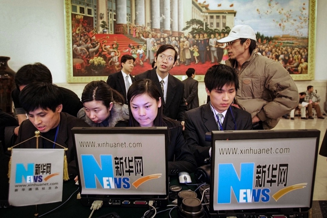 本以為做新媒體是運用新技術、新語言去突破報紙帶來的局限,但更多時候,張玲的工作不過是複製粘貼,將記者或政府部門發過來信息配上圖文,再交給美術編輯。