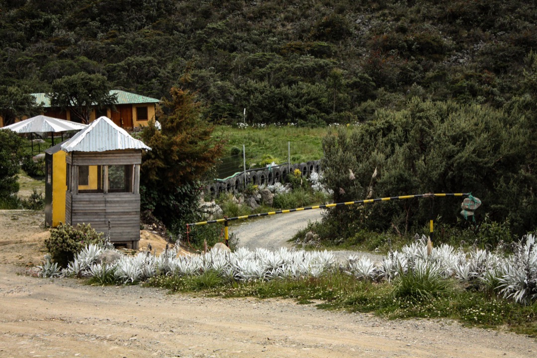 伊麗莎白低聲抱怨：「這條山路是我們自己修的，現在卻被礦業公司攔住。我們連走在自己路上的權利都沒有……」