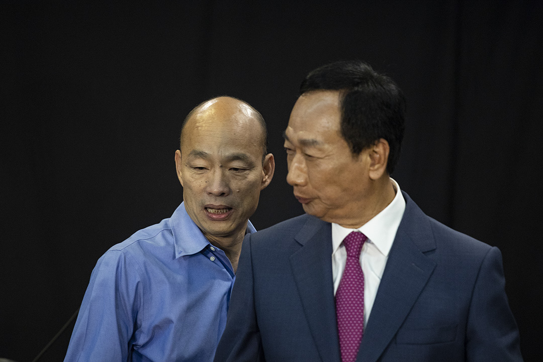 2019年6月25日高雄,2020年總統大選國民黨初選的政見發表會,郭台銘與韓國瑜同台。