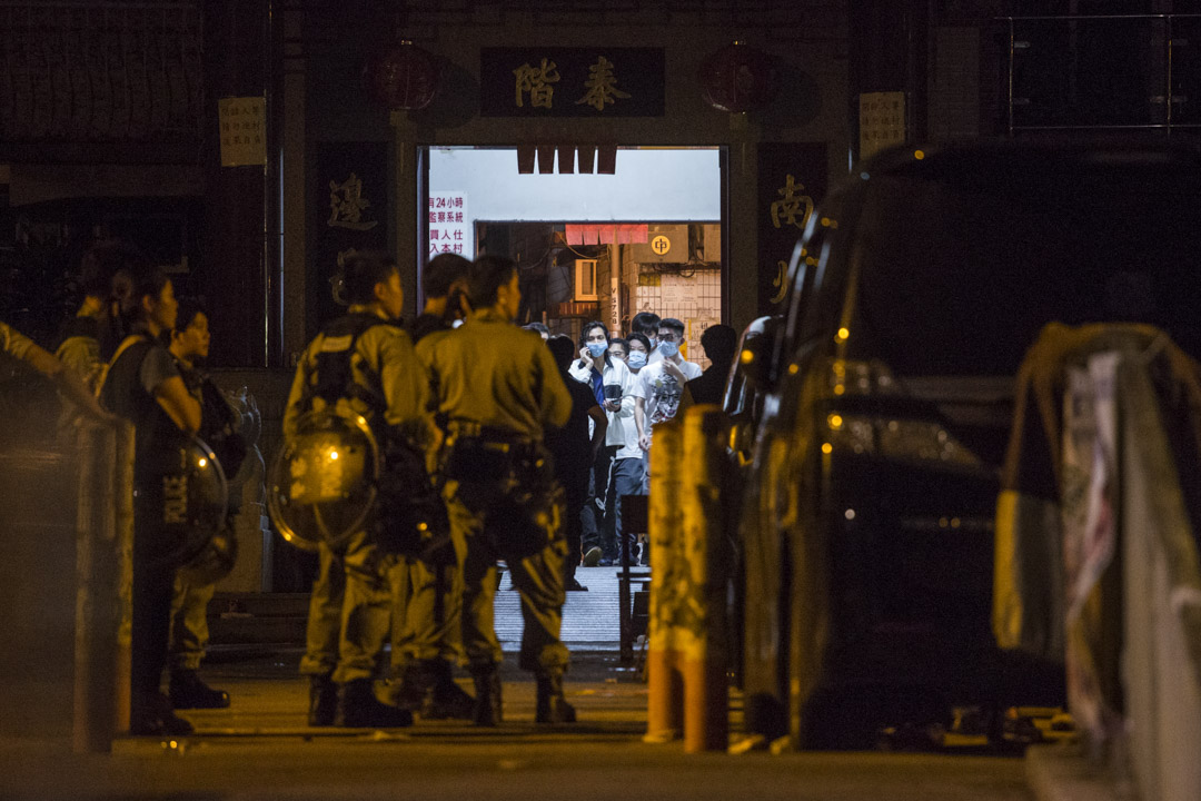 2019年7月22日,凌晨3时30分,南边围村外布防近三个小时的警察开始入村,过程未有遭遇村口一众白衣人的反抗。