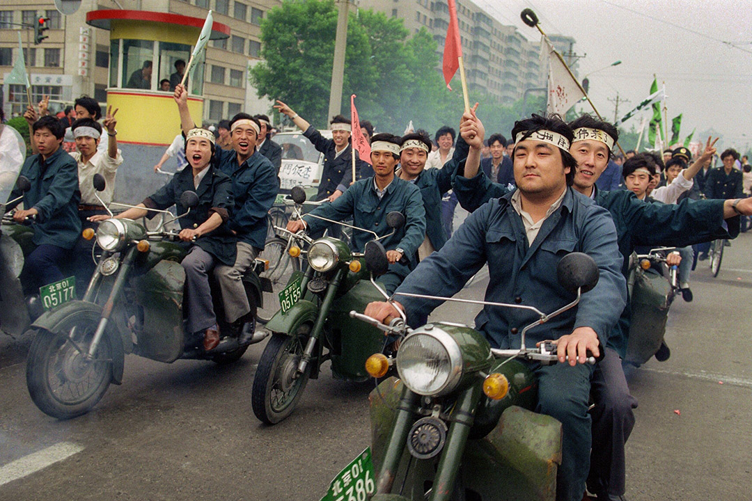 1989年5月18日中國工人在北京街道遊行,支持聚集在天安門廣場的示威者。