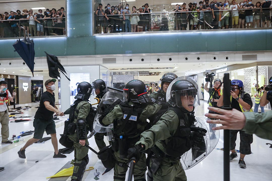 2019年7月14日,警察與示威者在新城市廣場發生衝突,示威者在高處向警察投擲物品。