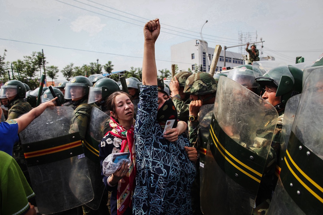 2009年7月5日乌鲁木齐市爆发示威活动,在遭到武警的镇压后示威瞬间转变成了暴力抵抗,随之而来的是文革以来新疆经历过的最血腥的骚乱。