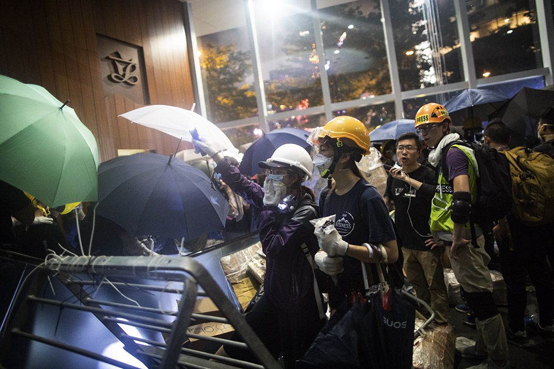 2019年7月1日晚上,有示威者引領其他示威者離開立法院。