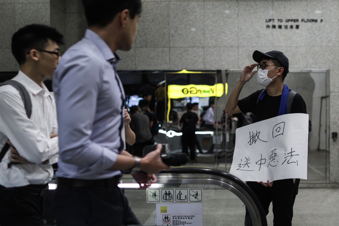2019年6月25日,香港税务大楼,网民发起“接放工”活动,示威者持续围堵税务及入境大楼,多部门随后落闸。