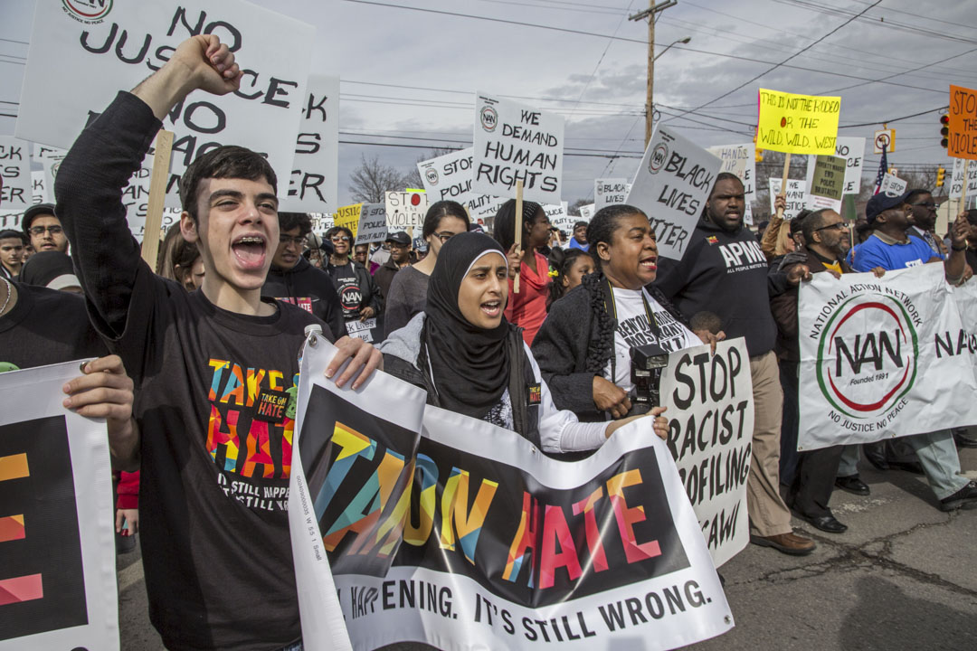 2015年4月3日，底特律近郊的Inkster，當地有市民抗議兩名白人警察毆打和電擊黑人Floyd Dent，並疑似將古柯鹼放入共車內藉以栽贓駕駛。