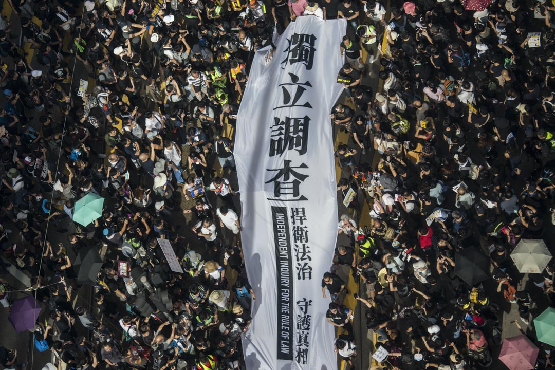 2019年7月21日,反修例遊行隊伍經過銅鑼灣,有要求成立獨立調查委員會的巨型標語。
