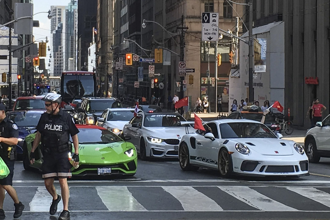 游行中经过的豪华车队,有保时捷、宝马、兰博基尼与奥迪等跑车。