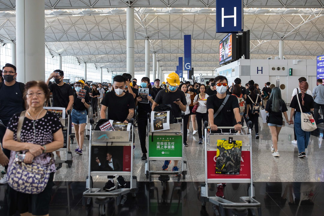 昨日香港多處爆發衝突致示威者眼部重傷,網民發起「百萬人塞爆機場」,表達對警察過度武力的不滿。