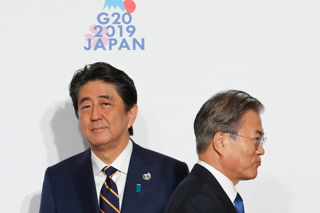 日本首相安倍晋三与韩国总统文在寅于G20峰会上见面。