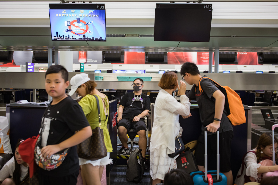港人今在機場發起「警察還眼」集會,機管局則在中午起實行人流管制。
