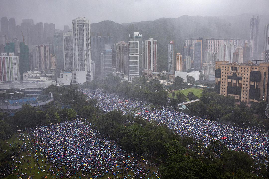 2019年8月18日,下午3點多,香港市民撐著傘聚集在維園足球場上。