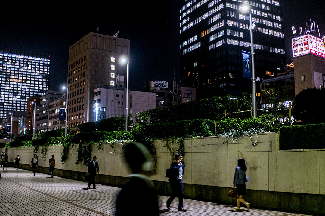 2015年10月19日,市民下班離開東京辦公樓。