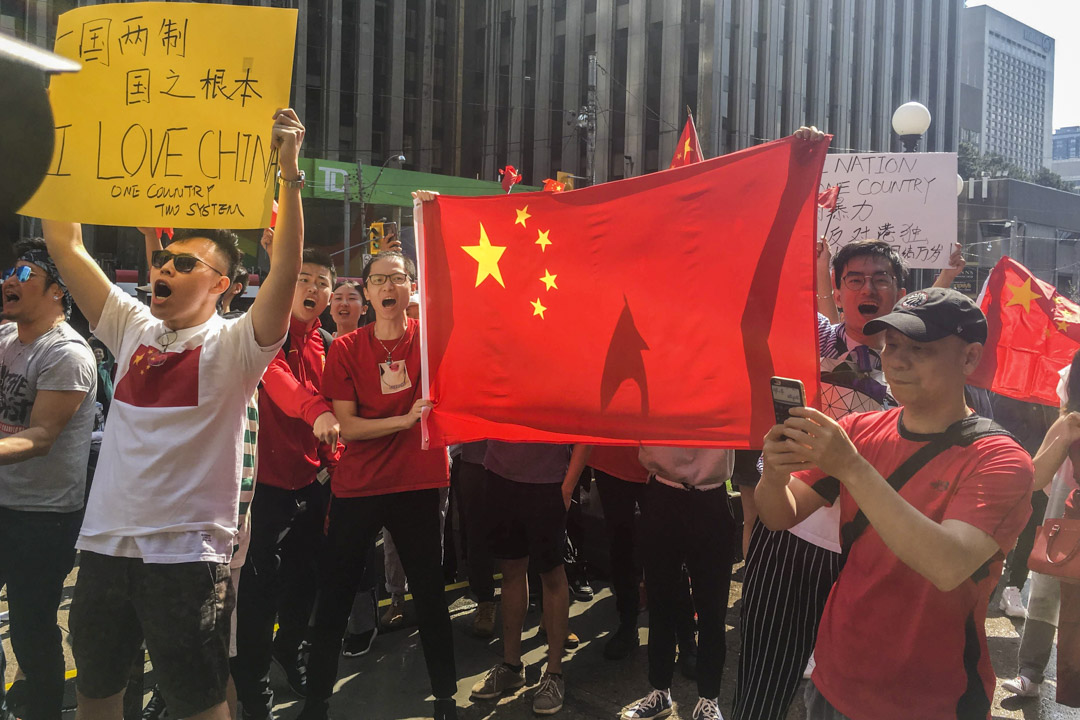 位于广场上的中国支持者,其打出的标语以国旗为主。