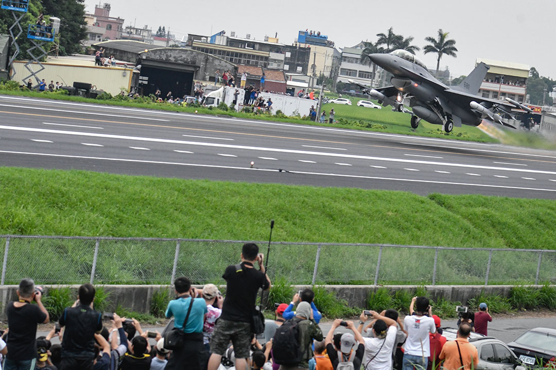 2019年5月28日,第35次漢光演習期間,市民在拍攝美國製造的F-16V戰鬥機從台灣彰化縣的跑道起飛。