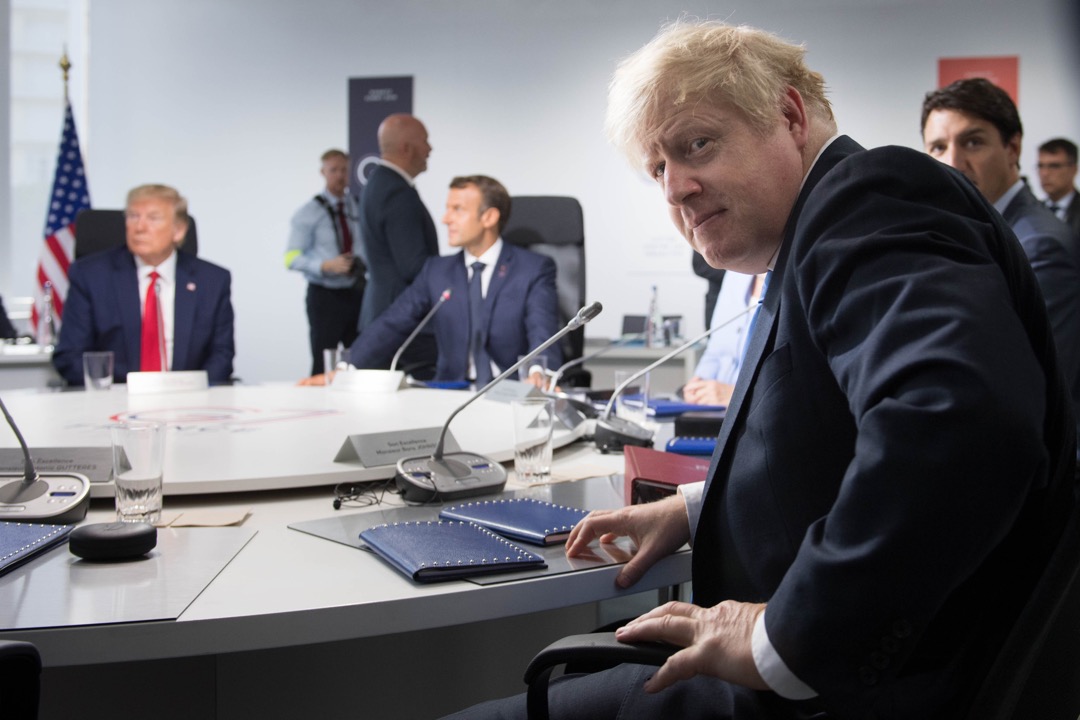 2019年8月26日,英国首相约翰逊在G7峰会上参与一个有关全球气候变化的工作讨论。