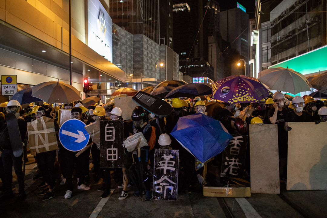 2019年7月28日,示威者在德輔道中與防暴警察對峙。