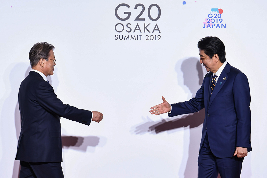 2019年6月28日在大阪舉行的G20峰會上,韓國總統文在寅與日本首相安倍晉三合照。