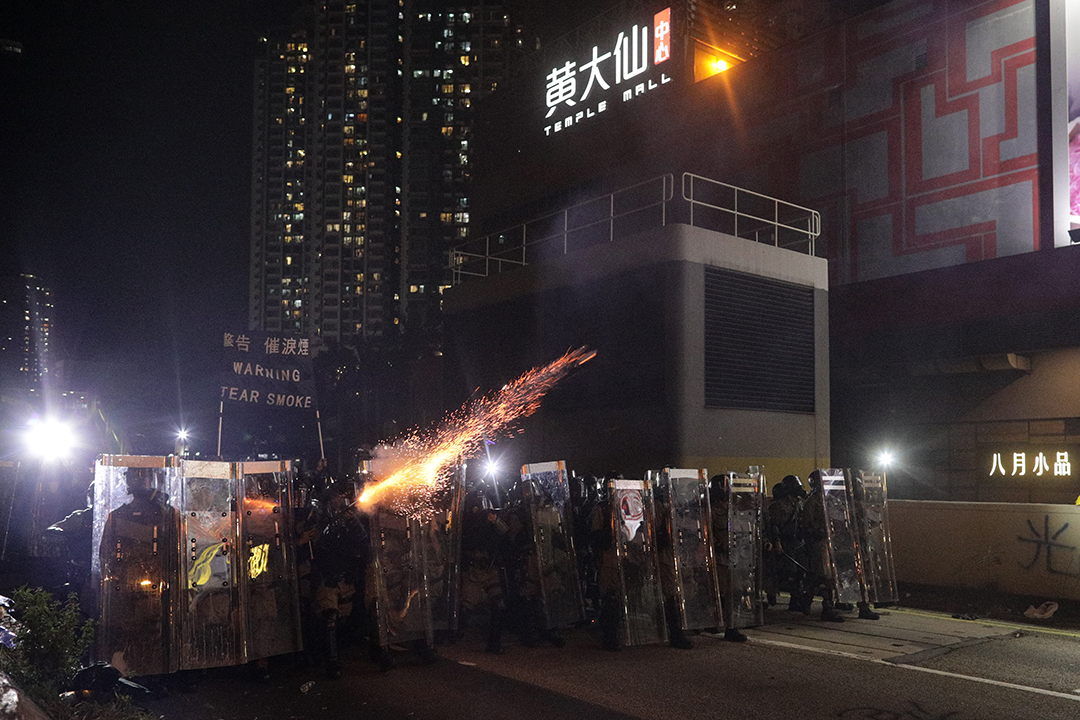 2019年8月5日,黃大仙警察施放催淚彈。