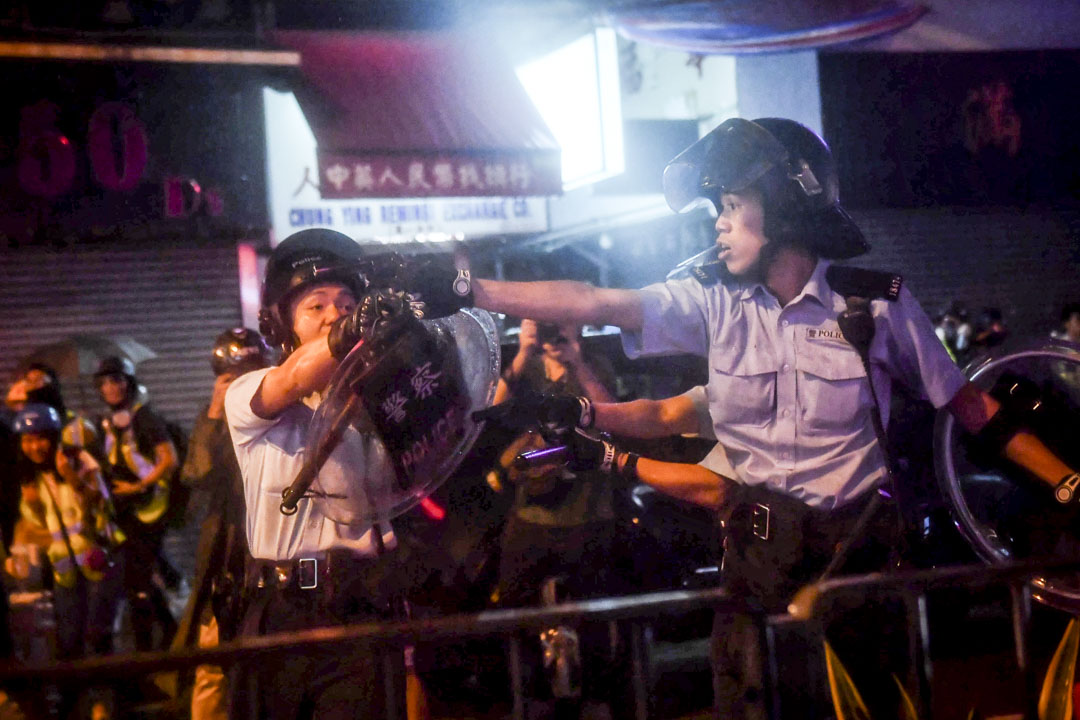 2019年8月25日，荃灣有警員被受到群眾攻擊的情況下開槍示警，並且以槍指向示威者及記者。 